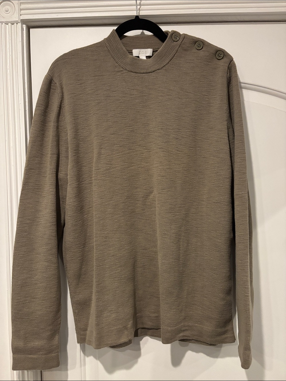 Button-Shoulder grey/green Knit Top